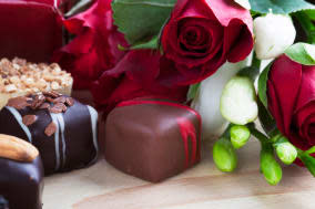 D2W3WN Valentines day roses and chocolates.  chocolate; roses; Sweets; candy; flower; flowers; food; red; romantic; rose; roses;
