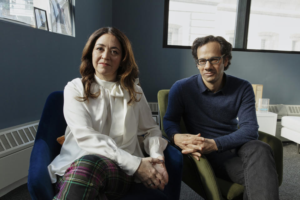 La cineasta Liz Garbus y su marido, Dan Cogan, en las oficinas de Story Syndicate en Brooklyn, el 5 de diciembre de 2022. (Gioncarlo Valentine/The New York Times).