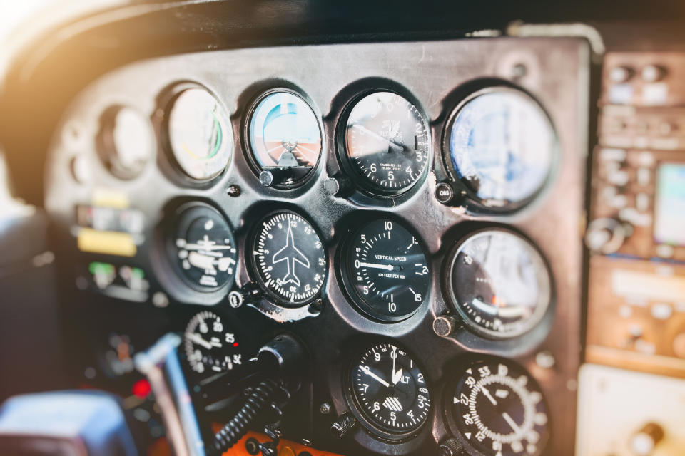 Cockpit eines kleinmotorigen Flugzeugs