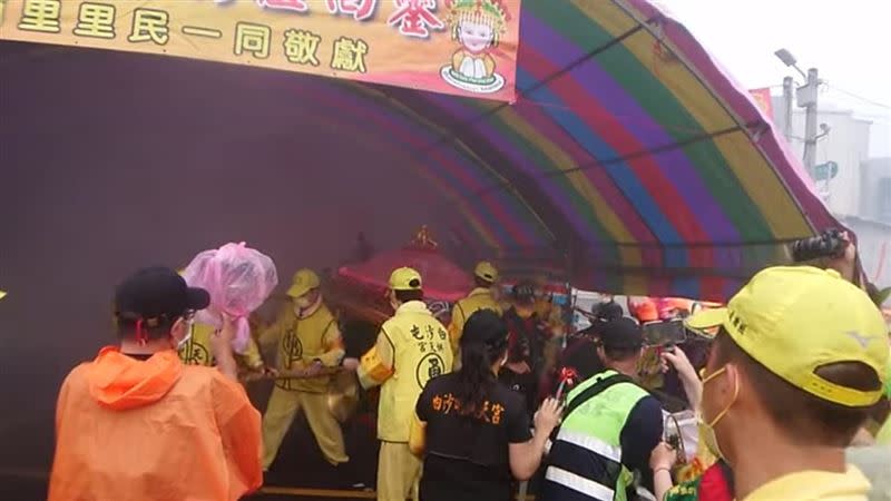 白沙屯媽祖發現入棚方位不對，重新移動。（圖／翻攝自白沙屯媽祖網路電視台YouTube）