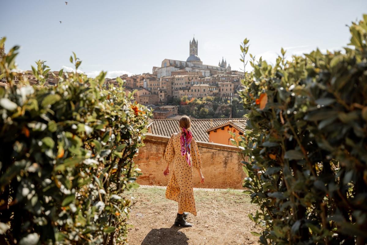 L’Italia sta pagando fino a 32.000 dollari alle persone per trasferirsi nelle montagne toscane nel tentativo di stabilizzare le popolazioni in diminuzione.