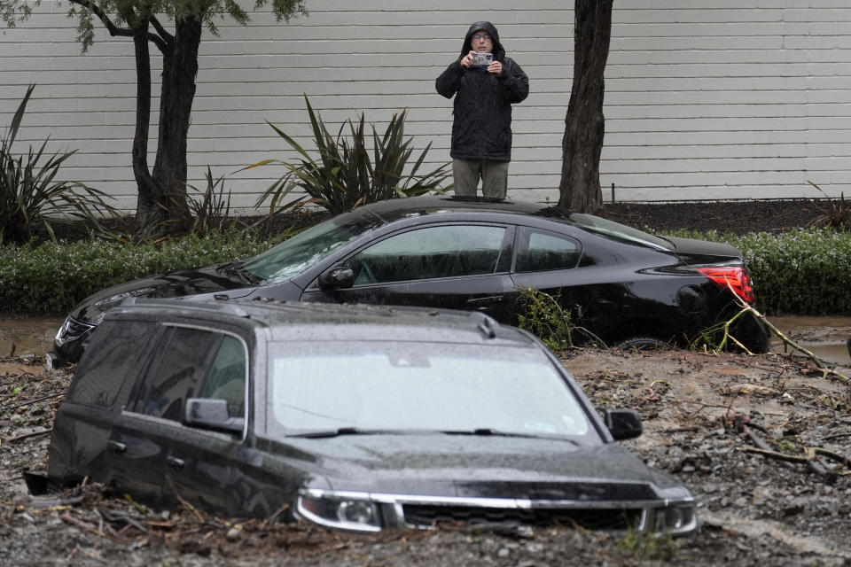 Vehículos sumergidos luego de un alud, el lunes 5 de febrero de 2024, en la zona de Beverly Crest, en Los Ángeles. (AP Foto/Marcio Jose Sanchez)