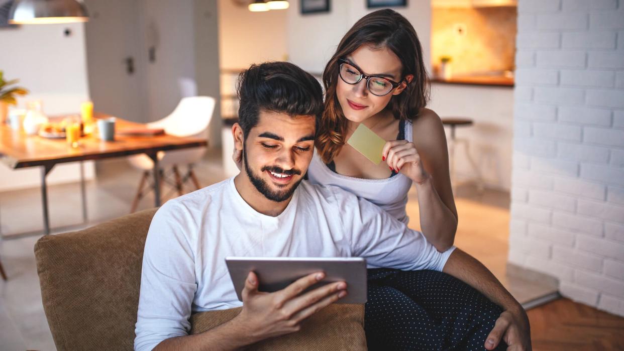 couple applying for a credit card