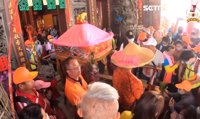 白沙屯媽祖衝進鎮南宮停駕，現場滿滿都是人。（圖／白沙屯拱天宮授權）