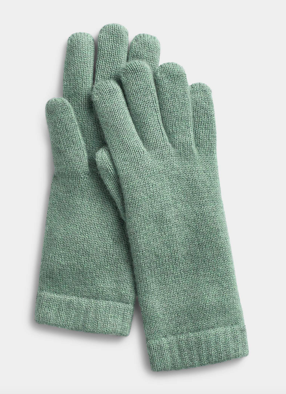 Cashmere Gloves in light green (Photo via Simons)