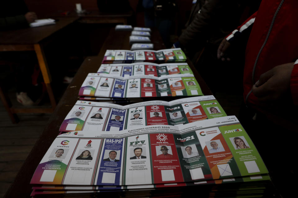 Papeleta están desplegadas durante el conteo de votos tras el cierre de casillas en las elecciones generales en La Paz, Bolivia, el domingo 18 de octubre de 2020. (AP Foto/Juan Karita)