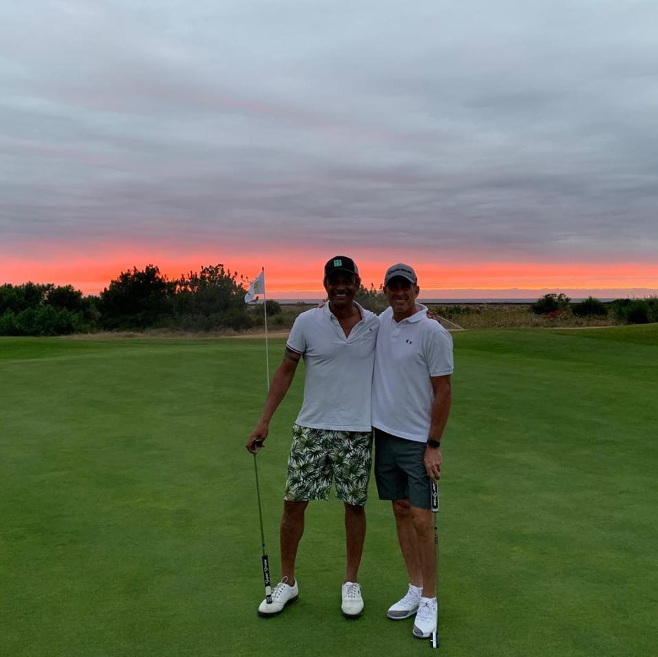 Devinette : que font deux champions de tennis lorsqu’ils se retrouvent en vacances au Pays basque ? Faire une partie de tennis ? Perdu ! Guy Forget et Yannick Noah, eux, pratiquent le golf ! © Instagram @yannicknoah