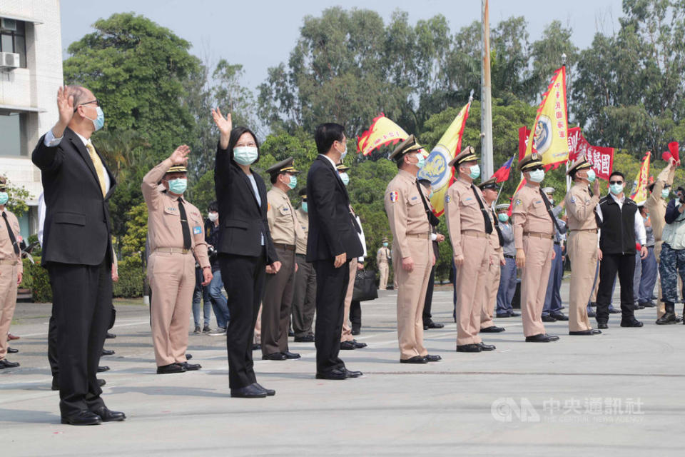 海軍敦睦遠航訓練支隊出現新冠肺炎確診病例，總統府今天表示，總統蔡英文相當關注，並在聽取國防部長嚴德發報告後隨即做出指示，要求國防部全力配合中央流行疫情指揮中心，從嚴、從速完全各項檢疫、疫調措施。(資料照/軍聞社提供)