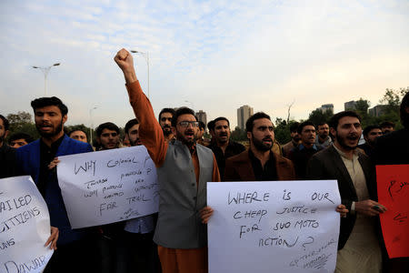 Supporters of the Pashtun Tahaffuz Movement (PTM) chant slogans against the murder of a senior police officer Tahir Dawar, whose body was found in Afghanistan after he disappeared from Pakistan's capital city last month, during a protest in Islamabad, Pakistan November 15, 2018. REUTERS/Faisal Mahmood