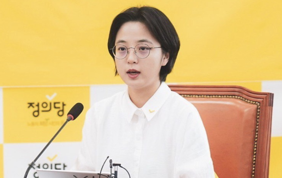 South Korean politician Ryu Ho-jeong shown speaking in front of a microphone.