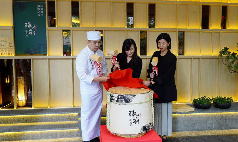 阪前和牛鐵板燒主廚莊富淳（左起）、王品集團精緻餐飲事業群總經理侯鵬蓉、王品集團市場行銷一部總監蘇妍妮一同宣告新品牌開幕。（圖／魏妤靜攝）