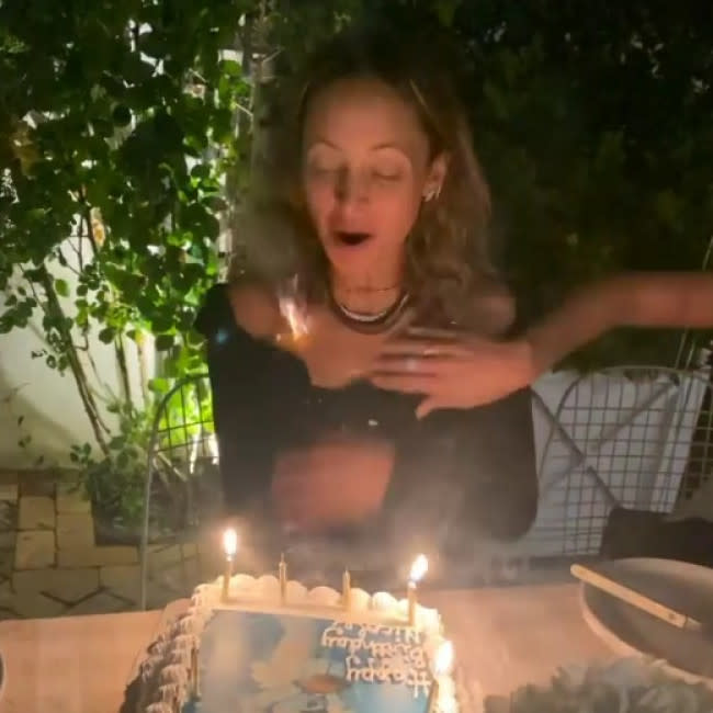 Nicole Richie con el pelo en llamas tras soplar las velas de su tarta de cumpleaños credit:Bang Showbiz