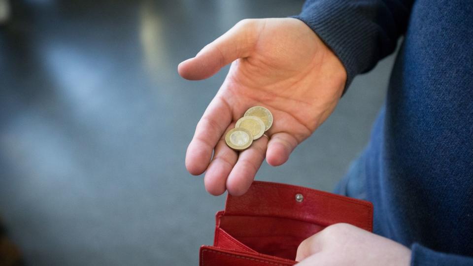 Wie viel Geld bleibt den Deutschen 2021? Ab dem 1. Januar gilt in Deutschland wieder der normale Mehrwertsteuersatz. Dafür fällt für die meisten Einkommensteuerzahler der Solidaritätszuschlag weg.