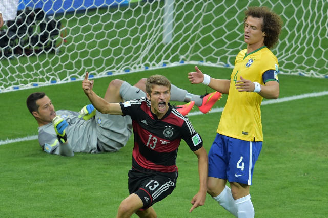 Épico 'trolleo' de Thomas Muller a Brasil en el aniversario del 7-1