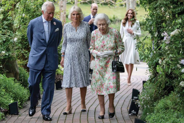 El príncipe Carlos, Camila, la reina Isabel II, el príncipe Guillermo y Kate, llegan a la recepción para los líderes del G7 en El Proyecto Eden durante la Cumbre del G7 el 11 de junio de 2021 en St Austell, Cornualles, Inglaterra