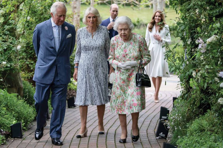 Carlos, Camilla y la reina