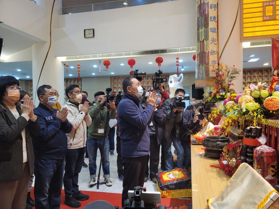 《圖說》侯友宜市長今日先後前往樹林中道淨苑、土城慈法禪寺禮佛參拜，祈求社會祥和如意、市民安康。〈民政局提供〉