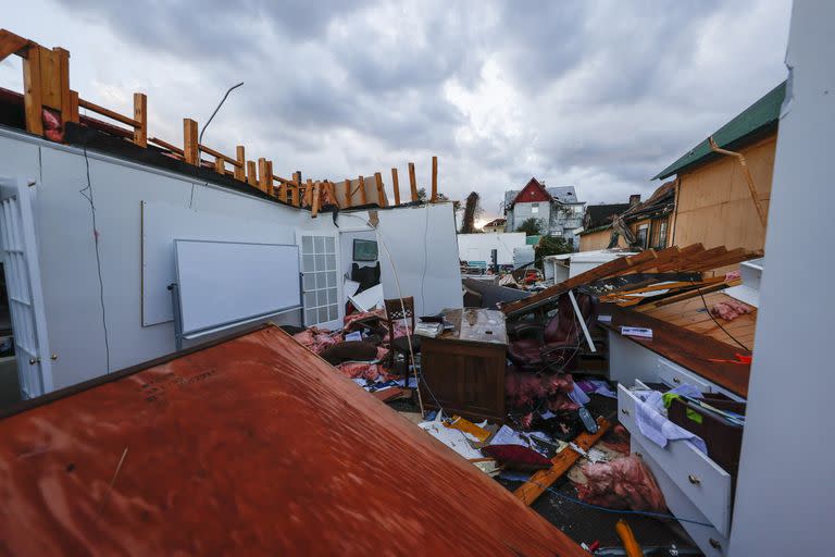 Los escombros cubren un negocio local que fue destruido por un tornado que pasó por el centro de Selma, Alabama