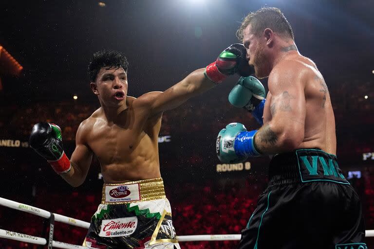 Jaime Munguía conecta a Canelo Álvarez durante el combate realizado anoche en Las Vegas