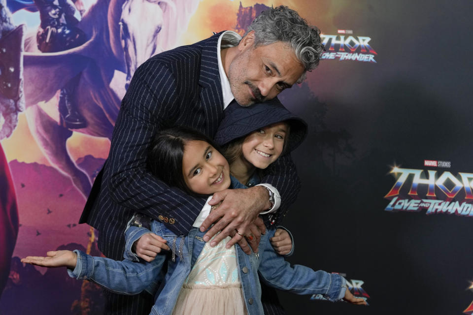 ARCHIVO – El director neozelandés Taika Waititi posa con sus hijas Matewa Kiritapu y Te Hinekahu en el estreno de "Thor: Love and Thunder" en Sydney, Australia el 27 de junio de 2022. Waititi ha emergido como el motor detrás de importantes proyectos de Hollywood. (Foto AP/Mark Baker, archivo)