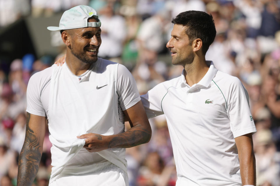 Novak Djokovic (derecha) celebra con Nick Kyrgios tras ganar la final del torneo de Wimbledon, el domingo 10 de julio de 2022. (AP Foto/Kirsty Wigglesworth)