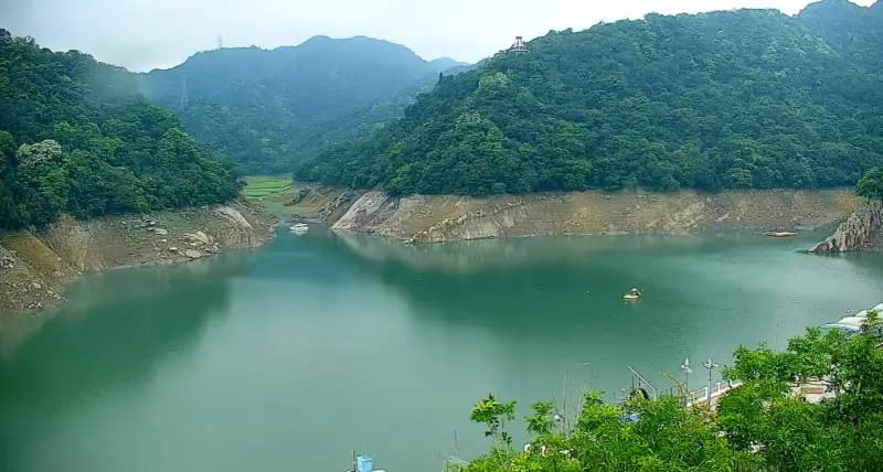 ▲石門水庫這2日降雨入流量僅10萬噸，蓄水率仍在24%左右。（圖／石門水庫即時影像）