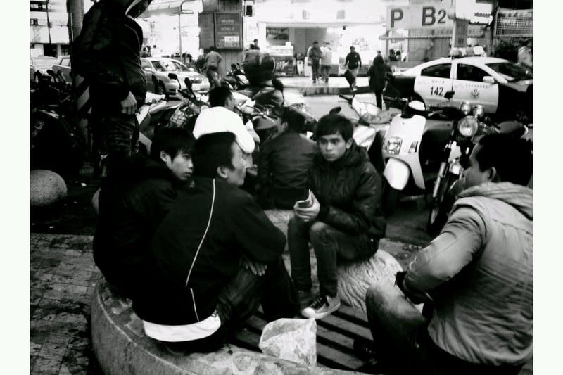 第一廣場現在多是外籍勞工集會聚散地，充滿異國笑語(圖/chia ying Yang@flickr)