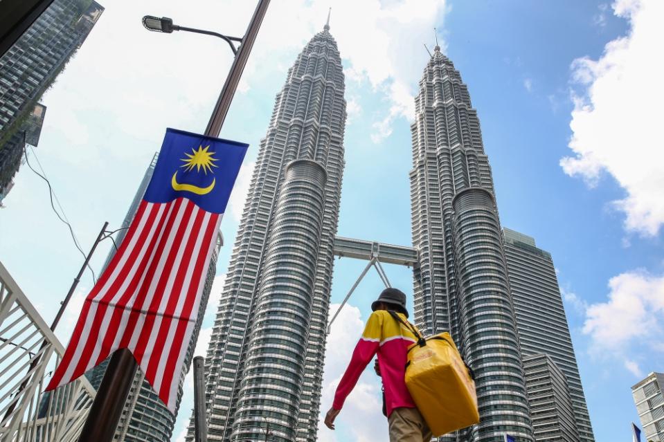 The Jalur Gemilang is seen hanging on a lamp in Kuala Lumpur August 28, 2023. ― Picture by Yusof Mat Isa