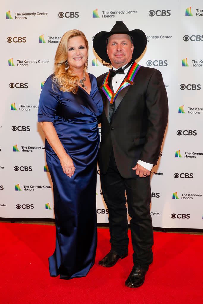 trisha yearwood garth brooks red carpet 2021