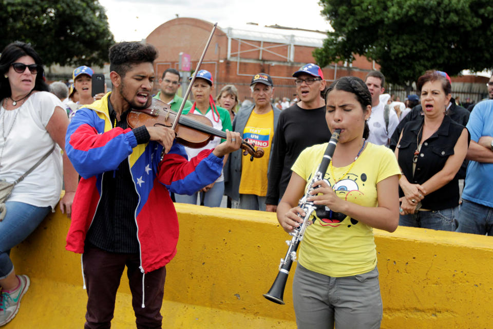 <p>Opposition supporters play music while participating in an avenue blockade during a rally against President Nicolas Maduro in Caracas, Venezuela, May 15, 2017. (Photo: Christian Veron/Reuters) </p>