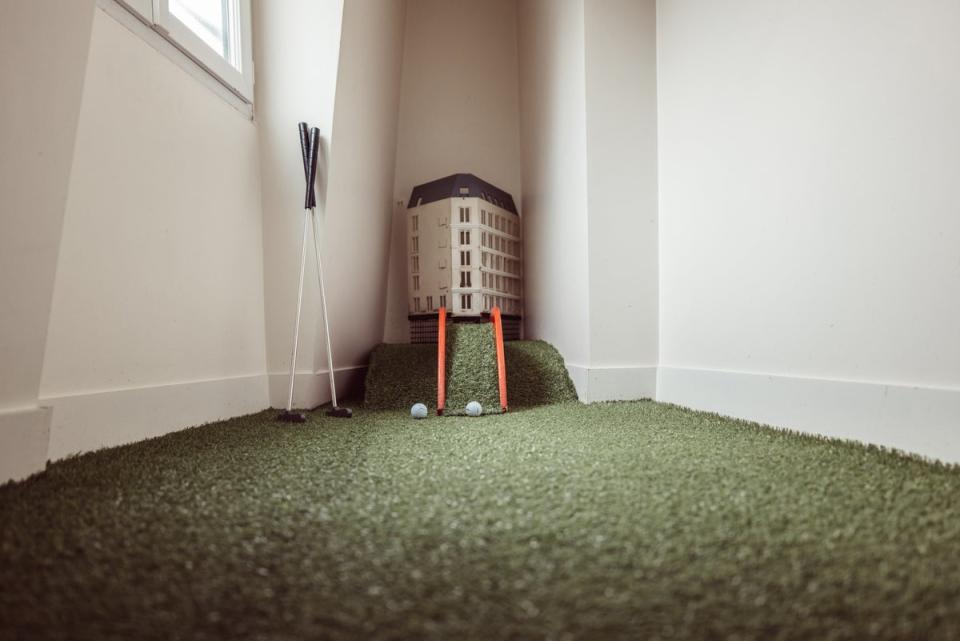 The miniature putting green in one of the suites (Hotel Panache)