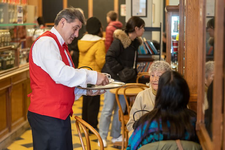 Héctor siente que el oficio cambió por las costumbres de la época, pero sin embargo hay clientes que aún eligen el diálogo y la cercanía con el camarero 