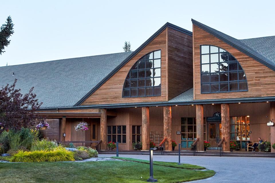 Exterior of Grouse Mountain Lodge