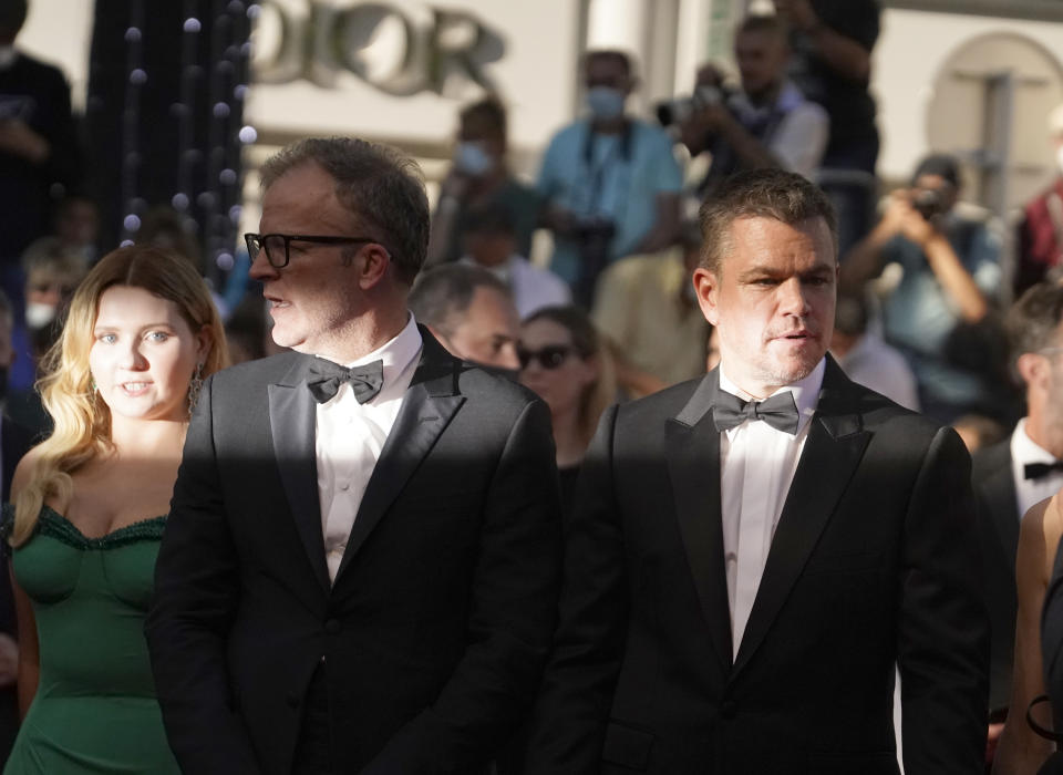 De izquierda a derecha, Abigail Breslin, el director Tom McCarthy y Matt Damon llegan al estreno de la película "Stillwater" en el Festival de Cine de Cannes, en el sur de Francia, el jueves 8 de julio de 2021. (AP Foto/Brynn Anderson)