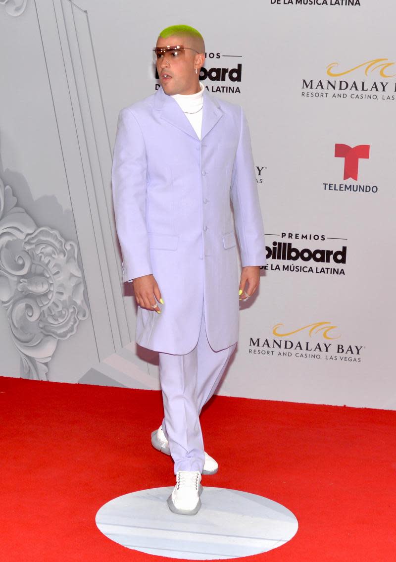 Bad Bunny fue una de las celebridades que más llamó la atención en los Latin Billboard 2019. Foto: MezcalEnt