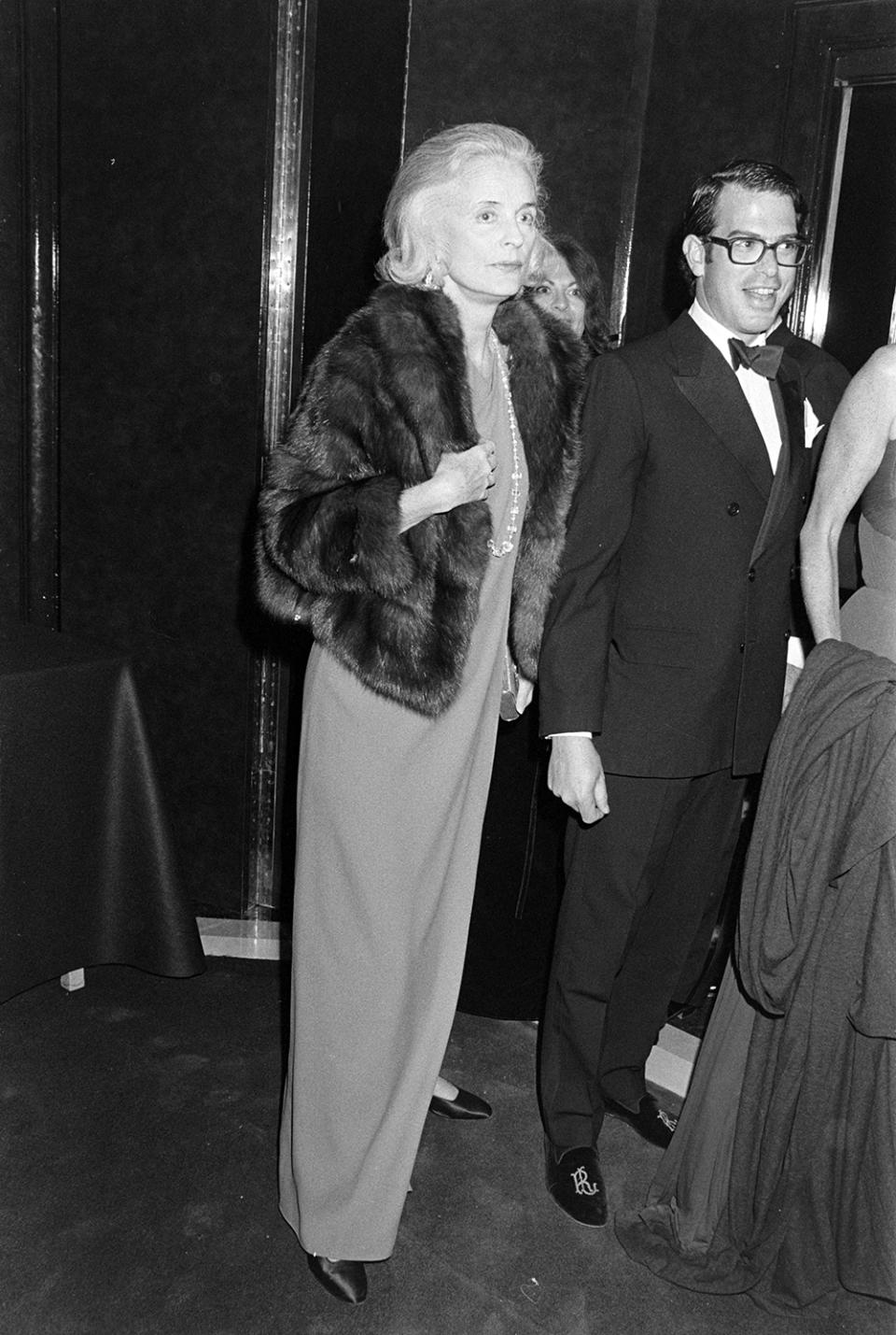 Nancy "Slim" Keith aka Lady Keith (L) attends a charity party at the Carlyle Restaurant in New York City on October 28, 1975. (Photo by Sal Traina/WWD/Penske Media via Getty Images)