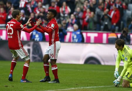 Football Soccer - Bayern Munich v Hamburg SV - German Bundesliga - Allianz Arena, Munich, Germany - 25/02/17 - Bayern Munich's Kingsley Coman celebrates his goal with Thomas Mueller v Hamburg SV. REUTERS/Michaela Rehle.