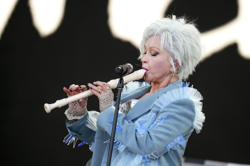 Cyndi Lauper durante su concierto en el Festival de Glastonbury en Worthy Farm, Somerset, Inglaterra, el sábado 29 de junio de 2024. (Scott A Garfitt/Invision/AP)