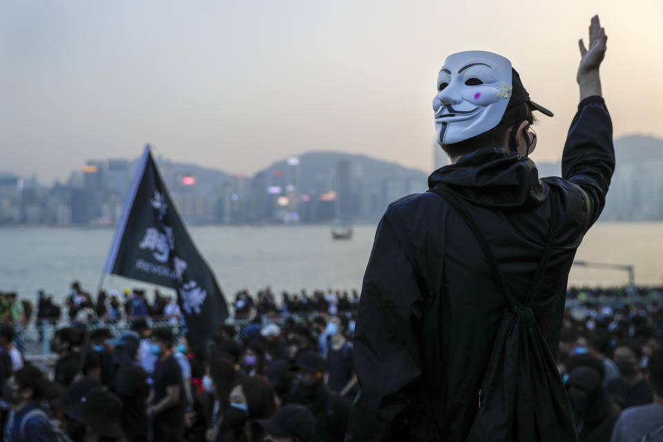 Un manifestante antigubernamental porta una máscara de Guy Fawkes durante una protesta en Hong Kong el domingo 1 de diciembre de 2019. (AP Foto/Vincent Thian)