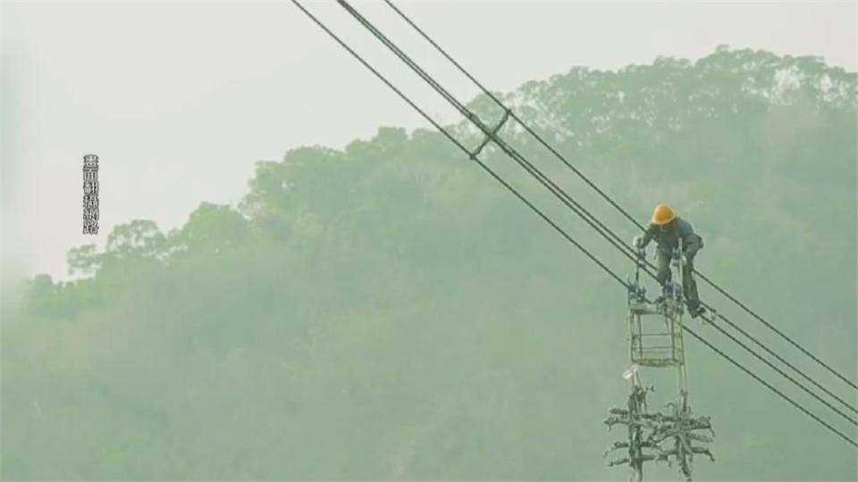 國道半空驚現「蜘蛛人」？　台電員工搭「宙乘車」維護高空線路