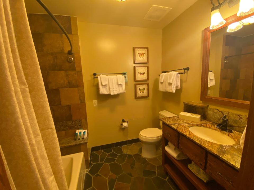 bathroom with a combination shower and tub at treehouse villa at saratoga springs