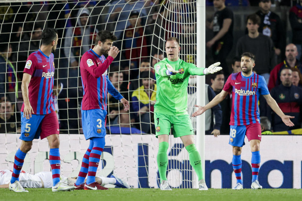 Sergio Busquets, Gerard Pique y Jordi Alba junto al arquero Marc Andre del Barcelona. (Foto: David S. Bustamante/Soccrates/Getty Images)