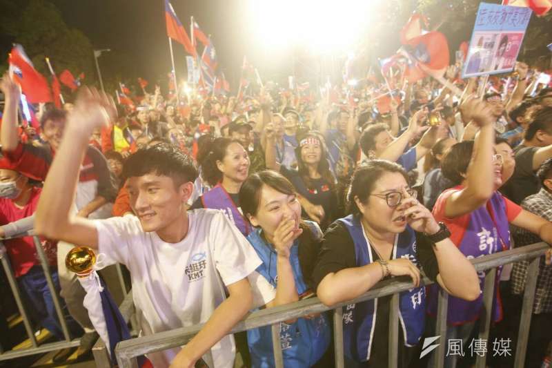 湧入10萬人，正妹，國旗。20181114_國民黨高雄市長候選人韓國瑜晚間在岡山造勢。（新新聞郭晉瑋攝）