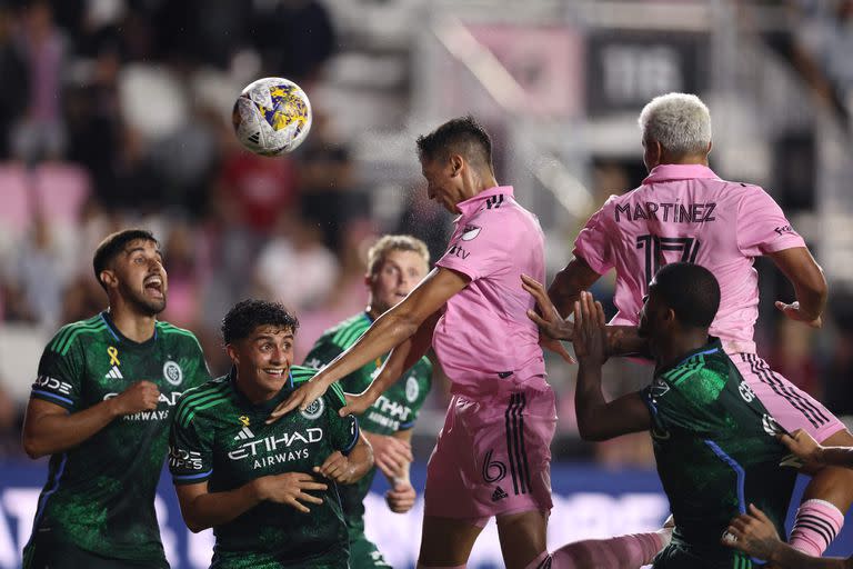 Tomás Avilés cabecea al gol: el argentino anotó el tanto del empate de Inter Miami