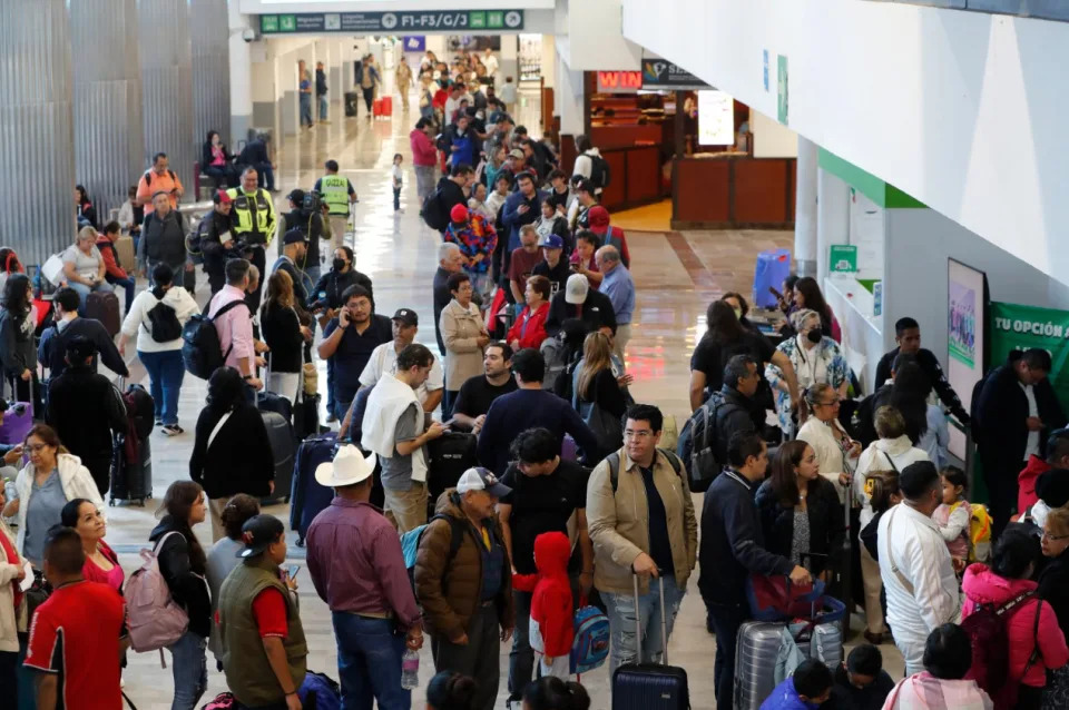 Pasajeros en el AICM hacen fila