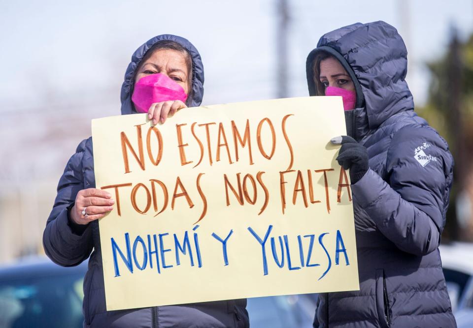 Feminist and LGBTQ collectives protested on Thursday outside the Chihuahua State Attorney General's Office and then marched to the “Center of Justice of Women” building demanding justice for the deaths of two lesbian women that were murdered and dismembered in the Valley of Juarez over the weekend. 