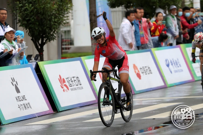 李思穎在終點前壓過一眾對手率先衝線奪金。（圖：體路資料庫）