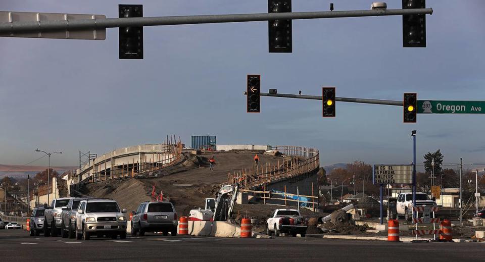 Eastbound traffic on Lewis Street waits at the traffic signal at Oregon Avenue near the east end of the new Lewis Street overpass in Pasco. Bob Brawdy/bbrawdy@tricityherald.com