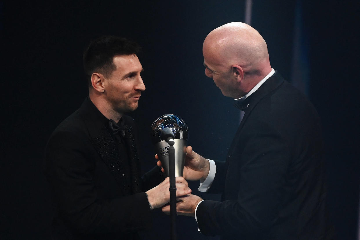 Trophées « Fifa Best » : Lionel Messi élu meilleur joueur de l’année 2022 ( Photo de Messi recevant son prix des mains de Gianni Infantino le 27 février 2023 )