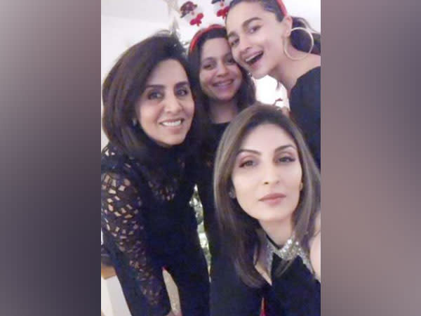 Neetu Kapoor, Shaheen Bhatt, Alia Bhatt, Riddhima Kapoor (Image source: Instagram)